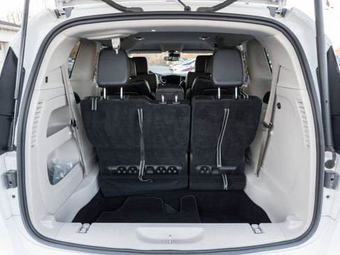 Used 2024 Chrysler Pacifica Touring-L image 22