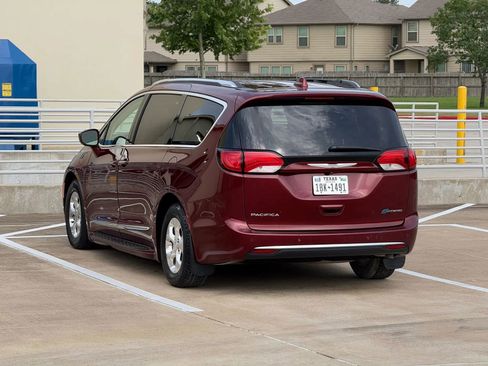 Used 2018 Chrysler Pacifica Touring-L FWD image 5