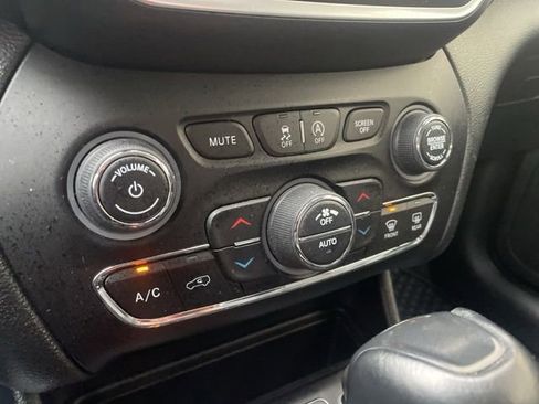 Used 2022 Jeep Cherokee Trailhawk image 23