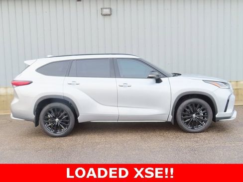 Used 2023 Toyota Highlander XSE image 2