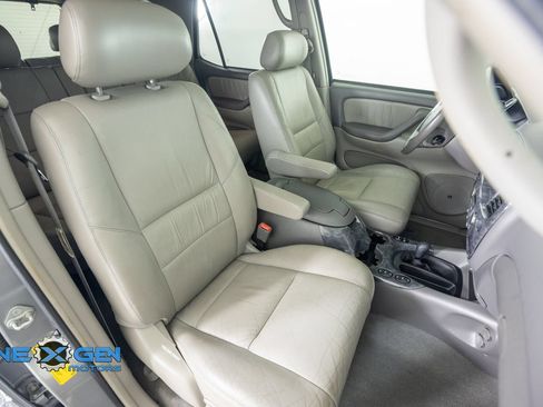 Used 2004 Toyota Sequoia Limited w/ Preferred Accessory Pkg AWD/4WD image 46