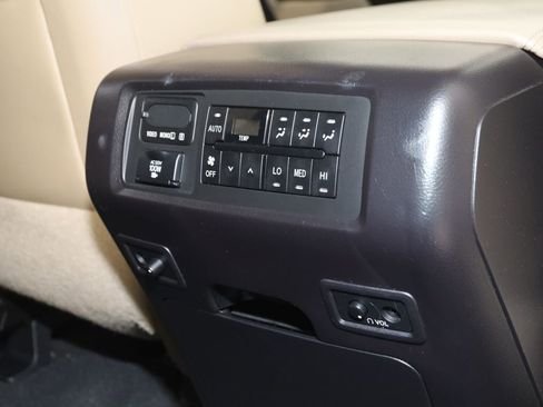 Used 2020 Toyota Sequoia Platinum AWD/4WD image 15