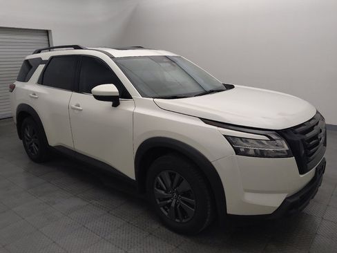 Used 2022 Nissan Pathfinder SV w/ SV Premium Package image 11