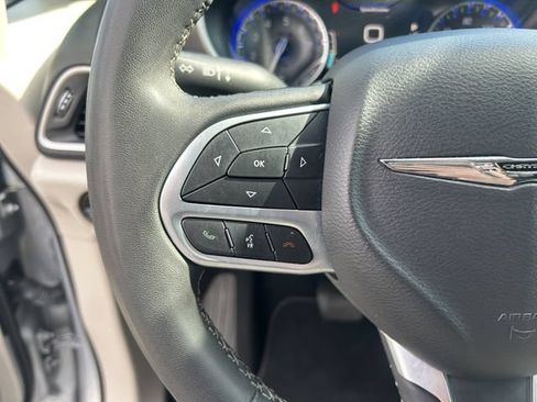 Used 2023 Chrysler Pacifica Touring-L FWD image 30