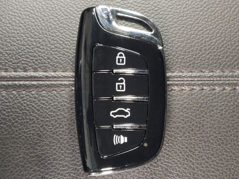Used 2024 GMC Terrain SLE FWD image 32