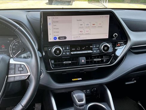 Used 2023 Toyota Highlander XLE image 6