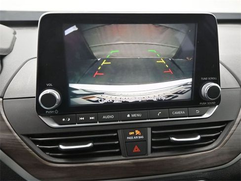 Used 2024 Nissan Altima 2.5 SV image 3