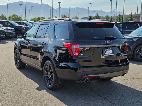 Used 2017 Ford Explorer XLT w/ Equipment Group 202A AWD/4WD image 5
