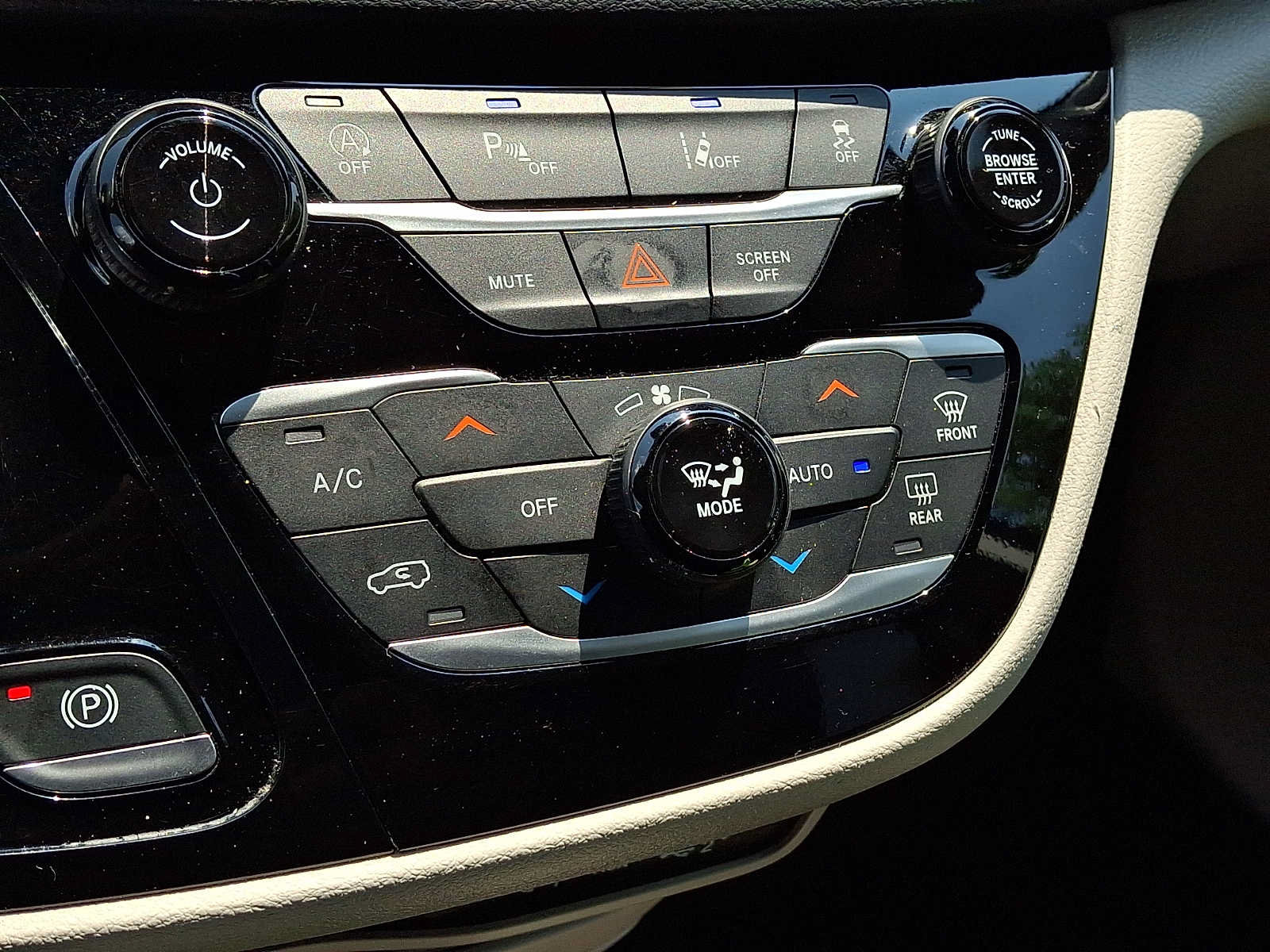 Used 2023 Chrysler Pacifica Touring-L FWD image 18