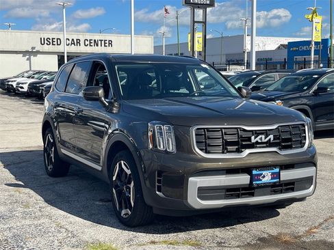 Used 2025 Kia Telluride S image 2