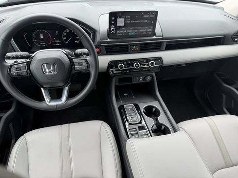 Used 2023 Honda Pilot Touring image 18