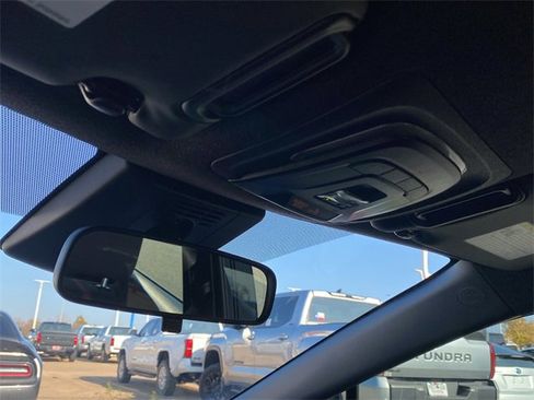 Used 2025 Toyota Corolla SE image 30