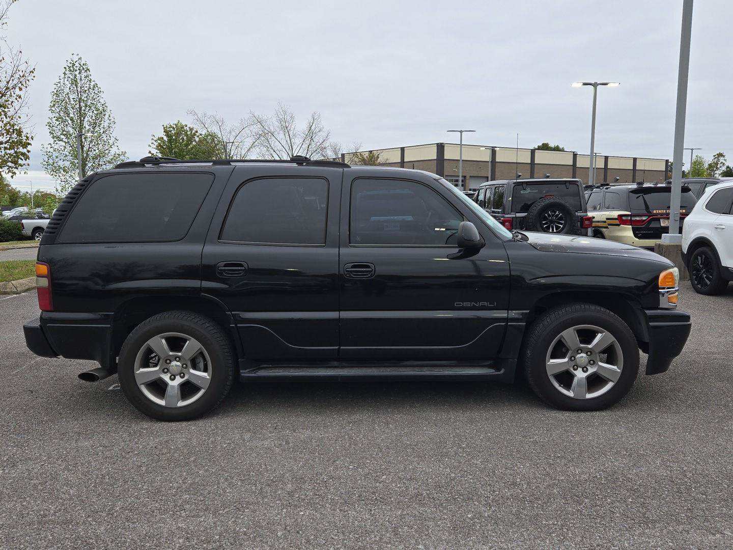 Used 2002 GMC Yukon Denali AWD/4WD image 8
