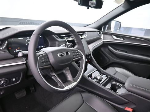 New 2025 Jeep Grand Cherokee Limited w/ Luxury Tech Group II image 16