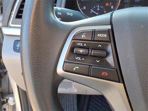 Used 2017 Hyundai Elantra SE image 17