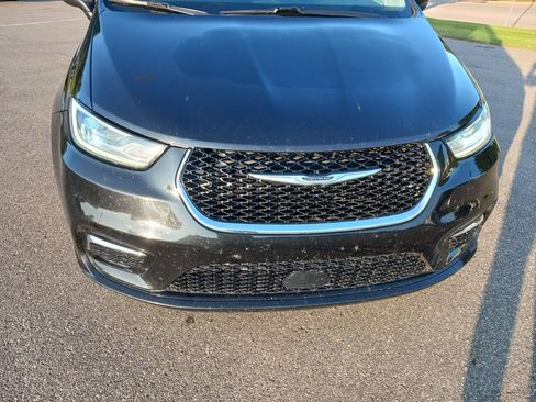 Used 2023 Chrysler Pacifica Touring-L FWD image 3