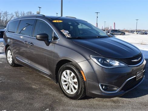Used 2018 Chrysler Pacifica Touring-L image 10