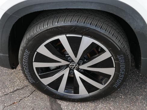 Certified 2023 Volkswagen Taos SE w/ Panoramic Sunroof Package image 15