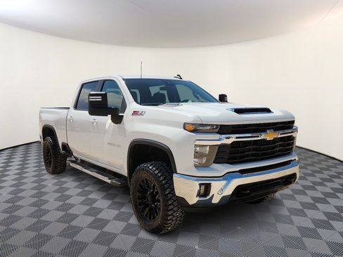 Used 2024 Chevrolet Silverado 2500 LT AWD/4WD image 6