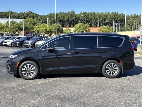 Used 2021 Chrysler Pacifica Touring-L FWD image 6
