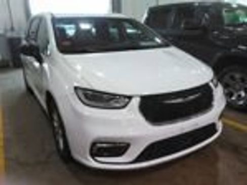 Used 2024 Chrysler Pacifica Touring-L FWD image 5