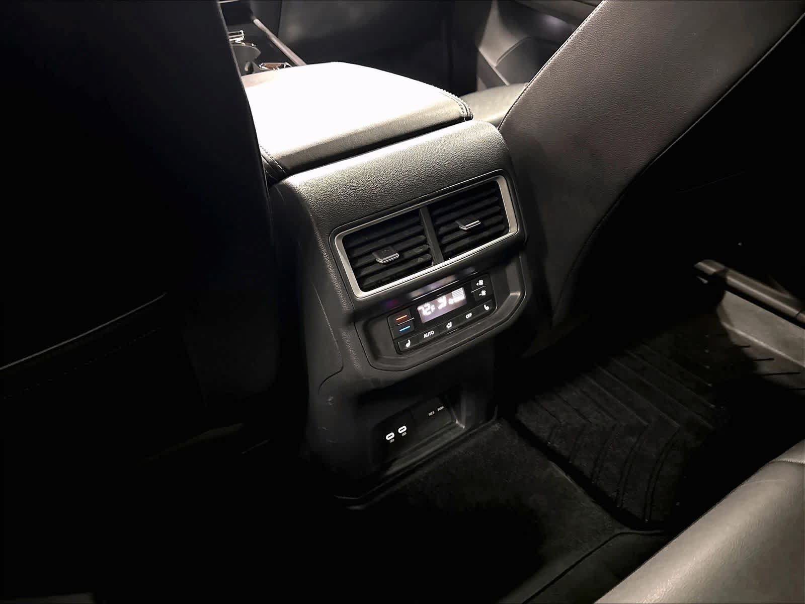 Used 2025 Volkswagen Atlas SEL AWD/4WD image 35