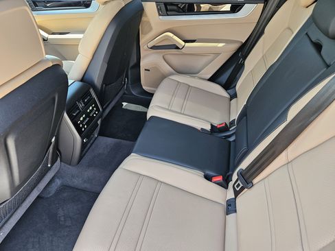 Certified 2025 Porsche Cayenne AWD/4WD image 28