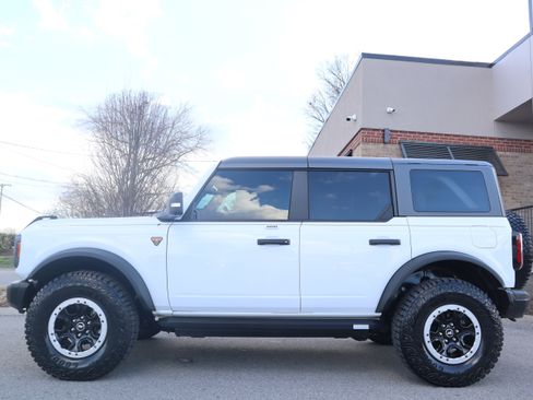 Used 2023 Ford Bronco Badlands image 10