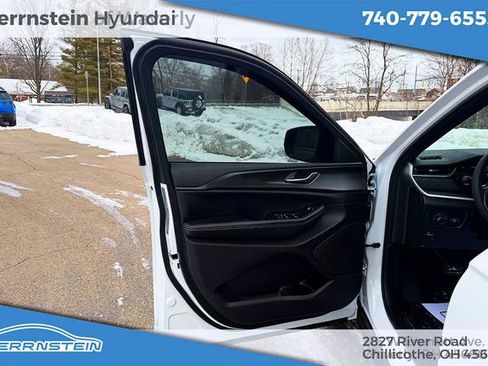 Used 2025 Jeep Grand Cherokee Laredo X AWD/4WD image 13