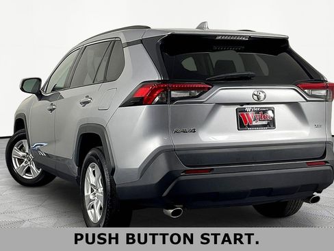 Used 2020 Toyota RAV4 XLE w/ Convenience Package FWD image 4