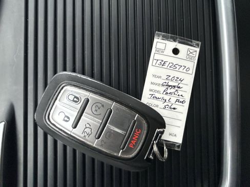 Used 2024 Chrysler Pacifica Touring-L image 33