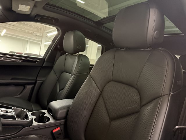 Certified 2026 Porsche Macan AWD/4WD image 23