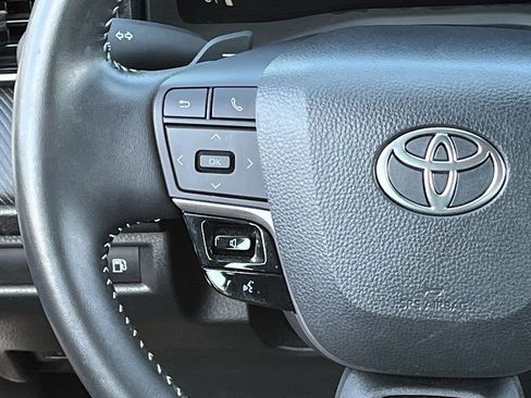 Used 2025 Toyota Camry SE FWD image 12
