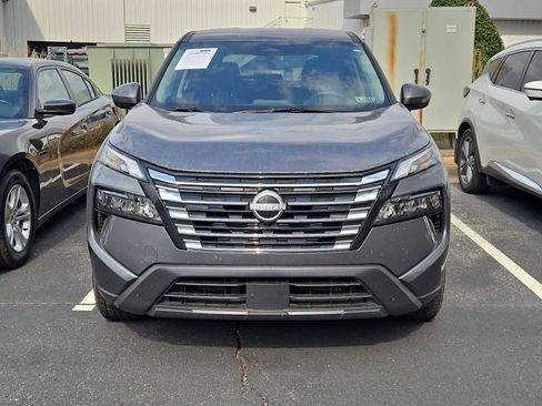 Used 2025 Nissan Rogue SV image 2