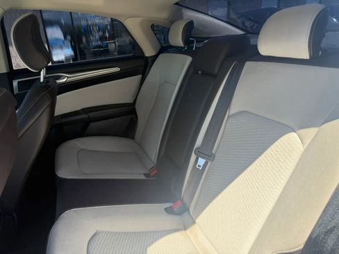 Used 2019 Ford Fusion SE w/ Equipment Group 151A FWD image 18