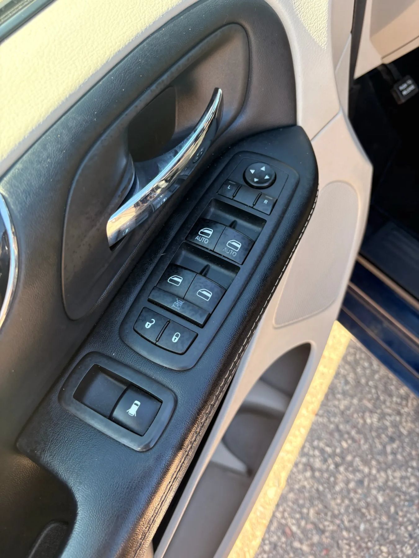 Used 2016 Dodge Grand Caravan SE FWD image 12
