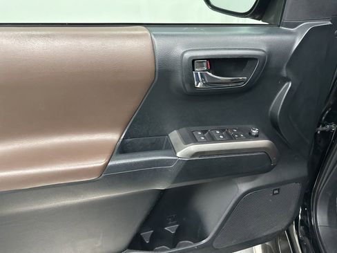 Used 2017 Toyota Tacoma Limited image 12
