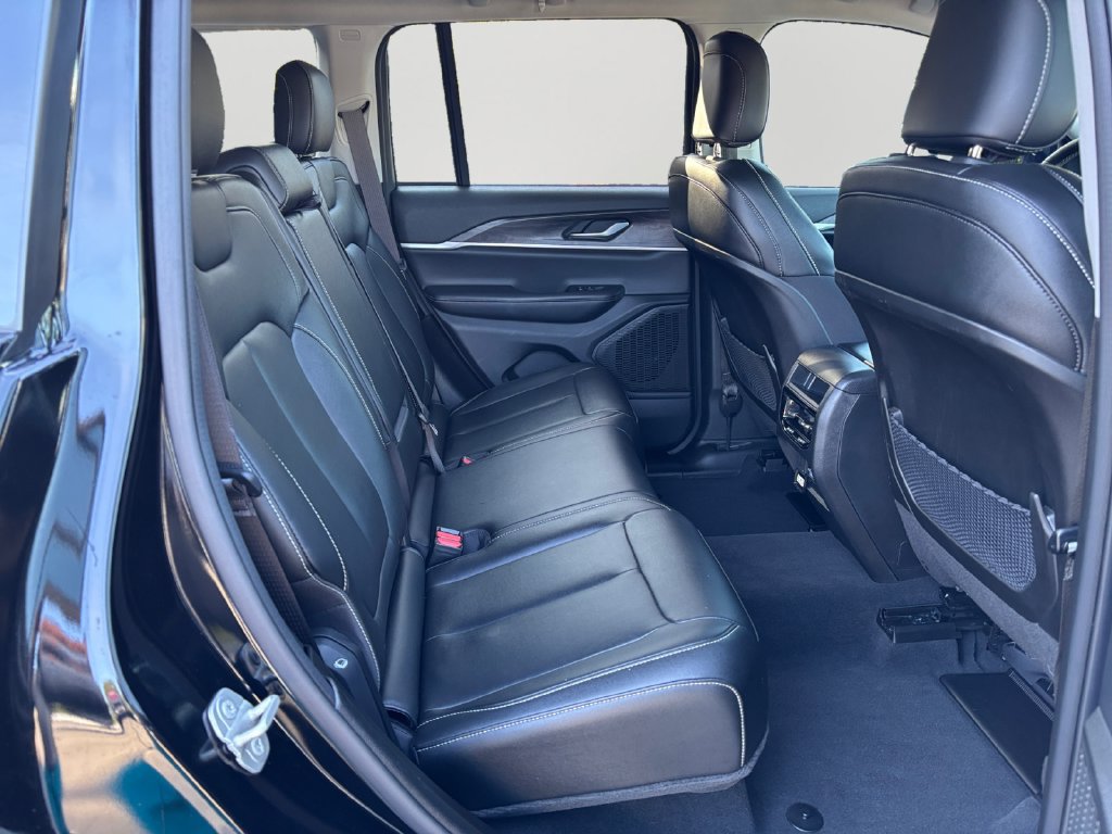 Certified 2024 Jeep Grand Cherokee Limited w/ Black Appearance Package AWD/4WD image 13