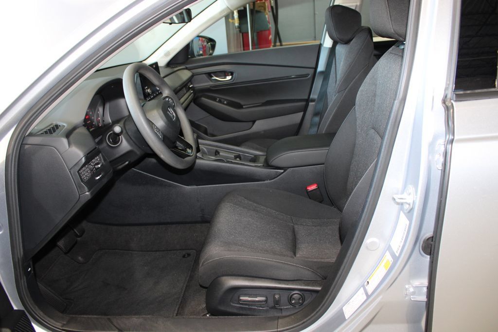 Certified 2025 Honda Accord SE image 7
