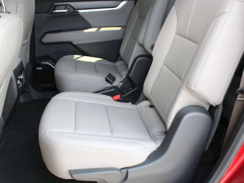 Used 2026 GMC Acadia Elevation w/ Elevation Premium Package FWD image 17