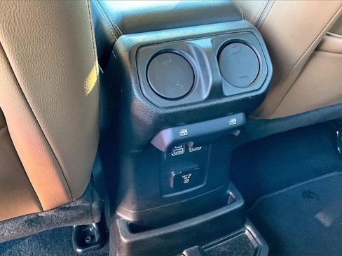 Used 2020 Jeep Wrangler Unlimited Sahara image 29