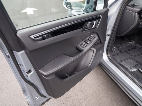 Certified 2026 Porsche Macan AWD/4WD image 17