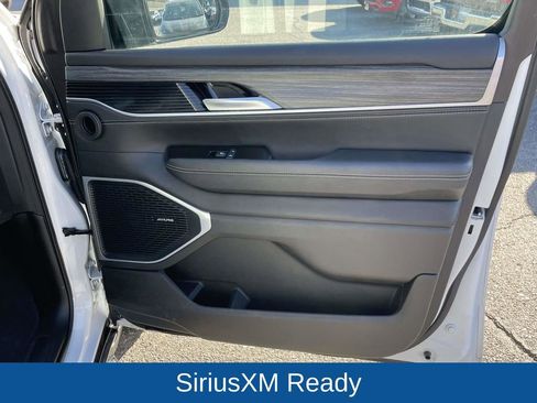 Certified 2024 Jeep Wagoneer Series II w/ Flexible Seating Group image 17