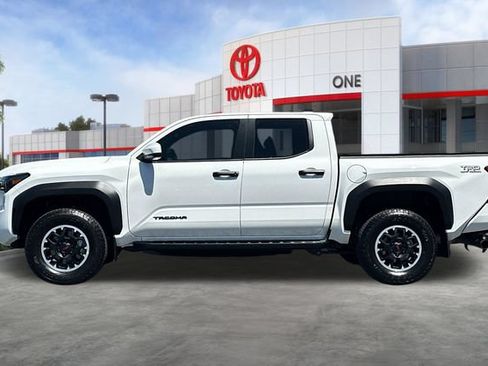 Certified 2025 Toyota Tacoma TRD Off-Road AWD/4WD image 9