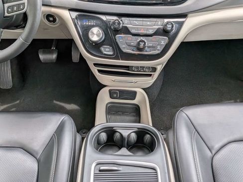 Used 2023 Chrysler Pacifica Touring-L FWD image 22