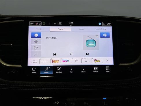 Used 2024 Chrysler Pacifica Select image 18