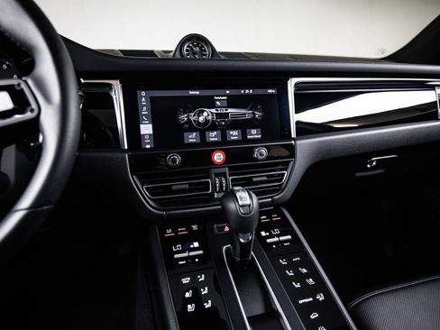 Certified 2026 Porsche Macan AWD/4WD image 19