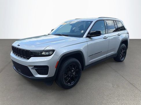 Used 2024 Jeep Grand Cherokee Altitude AWD/4WD image 8
