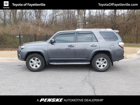 Used 2016 Toyota 4Runner SR5 Premium image 2