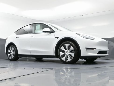 Used 2022 Tesla Model Y Long Range image 52
